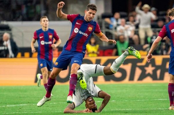 Barcelona easily defeated rival Real Madrid